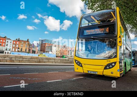 Dublin Bus Doppeldeckerbus auf der Route 4 zur Heuston Station, Fahrt entlang der Liffey Quays im Stadtzentrum von Dublin Irland Stockfoto