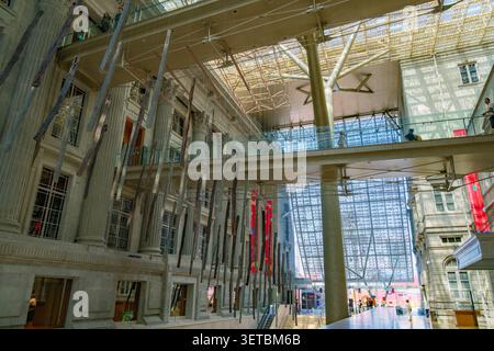 Innenarchitektur der National Gallery Singapore mit dem atemberaubenden Glasdach und modernem Strukturdesign des ehemaligen Obersten Gerichtshofs Stockfoto