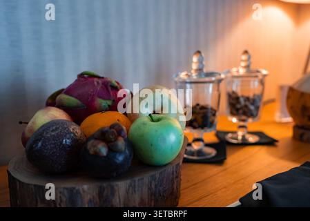 Warmes Stillleben mit tropischen Früchten auf Holztisch im Malediven Resort Stockfoto