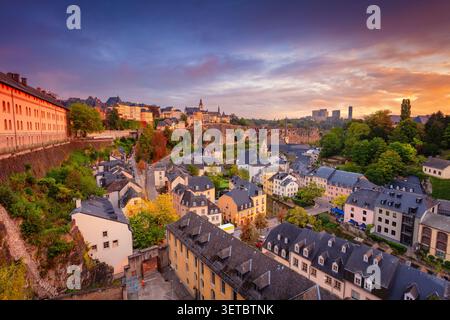 Luxemburg-Stadt, Luxemburg. Luftbild der Altstadt von Luxemburg bei schönem Sonnenaufgang. Stockfoto