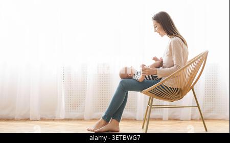 Mutter genießt die schöne Zeit mit ihrem Kind im hellen Innenraum während des Tageslichts Stockfoto