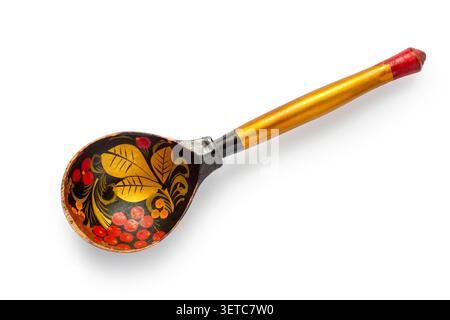 Russischer Holzlöffel mit Mustern auf weißem Hintergrund. Nahaufnahme eines alten Holzlöffels. Stockfoto