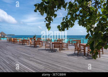 Speisesaal am Meer an der Lagune und den Überwasser-Villen auf den Malediven Stockfoto
