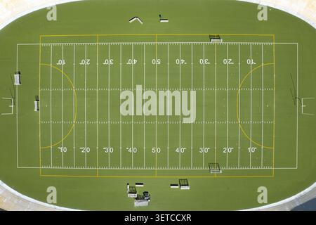 Aus der Vogelperspektive auf ein American Football-Feld mit grünem Rasen und weißen Yard-Linien in Helsinki, Uusimaa, Finnland. Stockfoto