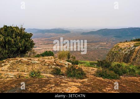 Panoramablick auf vulkanische Felsformationen, Berge und Täler vom Gipfel des Mount Ololokwe, Kenia Stockfoto