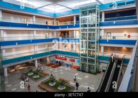 Velana International Airport Atrium mit Balkonen und Rolltreppen in Male Stockfoto