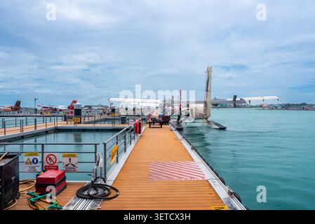 Das Wasserflugzeug der Trans Maldivian Airways legt am Flughafen Velana in Male an Stockfoto