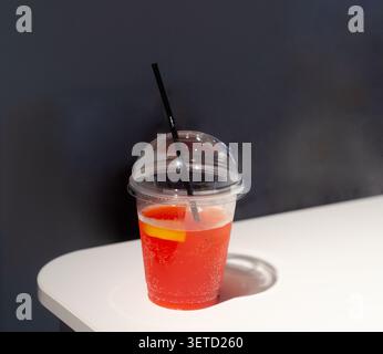 Erfrischungsgetränk mit Eiswürfeln und einer Scheibe Zitrone Stockfoto