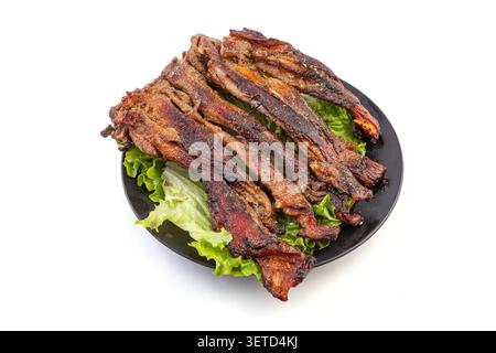 Köstliche geröstete Lammrippchen mit Kräutern auf Teller, gegrilltes Hammelfleisch im asiatischen Stil Stockfoto