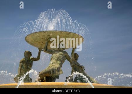 Malta, Valletta, Floriana, Tritonbrunnen, drei griechische Meeresgötter, die ein großes Becken hochhalten Stockfoto