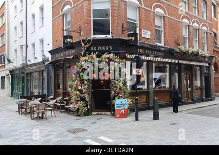 Außenansicht von Mr Fogg's The hat Tavern Soho London UK Juni 2026 Stockfoto