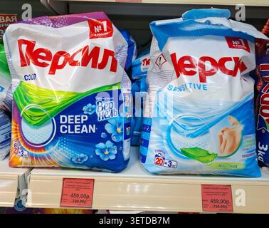 VORONEZH, Russland - 18. Februar 2026.Waschmittelbeutel mit Persil Deep Clean und Sensitive werden in einem Supermarktregal in Russland organisiert. Käufer Stockfoto