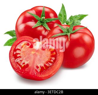 Reife rote Tomaten mit einem geschnittenen Stück isoliert auf weißem Hintergrund mit Schnittpfad. Qualitativ hochwertiges Bild – Stapelmethode für Fotos. Frischer Bio-tom Stockfoto