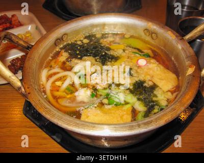 Koreanische Nudelsuppe in traditionellem Messingtopf Stockfoto