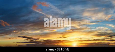 Panorama eines Sonnenunterganghimmels mit Wolken und Sonnenstrahl als Hintergrund oder Textur Stockfoto