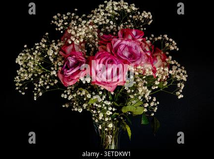 Ein lebhafter Blumenstrauß aus rosa Rosen Stockfoto