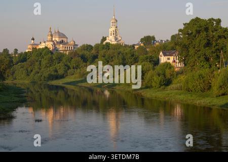 Blick auf die Tempel der alten Heiligen Boris und Gleb Kloster vom Fluss Tvertsa an einem sonnigen Maimorgen. Torzhok. Region Tver, Russland Stockfoto