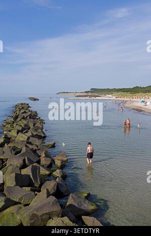 Strand, Menschen, Felsen, Leistengegend, Baden, Wustrow, Fischland, Mecklenburg-Vorpommern, Deutschland Stockfoto