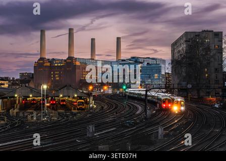 Das Battersea Power Station in London, ein historisches Kohlekraftwerk mit vier markanten Schornsteinen. Stockfoto