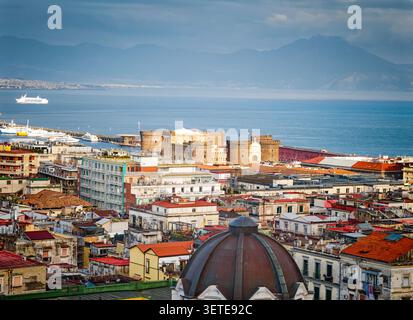 Blick von der Drohne auf das Panorama der Altstadt von Neapel, die malerische Stadtlandschaft des historischen Zentrums und den berühmten Vulkan in Italien Stockfoto