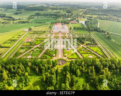 Rundale Schlossmuseum mit seinen weitläufigen Barockgärten, geometrischen Hecken und umliegenden üppigen grünen Feldern in Pilsrundale, Baus Stockfoto
