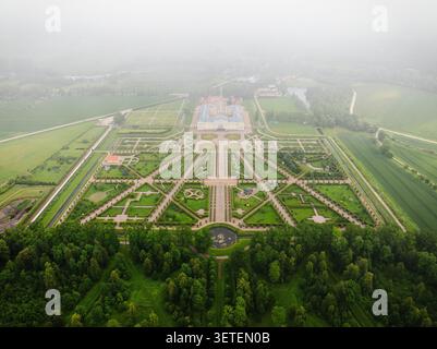Blick aus der Vogelperspektive auf Schloss Rundale mit symmetrischen barocken Gärten, gepflegten Hecken und Kieswegen umgeben von üppigen Wäldern, Pilsrundale, Bausk Stockfoto