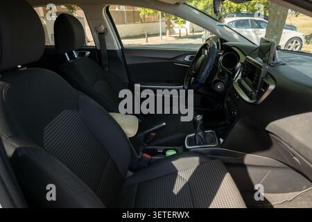 Ansicht des Fahrzeuginnenraums mit Armaturenbrett, Lenkrad und Vordersitzen Stockfoto
