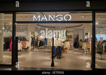 Mango Shop, eine Kette von trendigen Mode- und Accessoires-Geschäften. Valencia, Spanien - 27. Januar 2024. Stockfoto