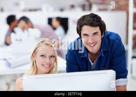 Kreative, Portrait- und Geschäftsleute am Computer für Meetings, Planung und Feedback für Online-Projekte. Team, Happy und Mitarbeiter am pc für die Forschung Stockfoto