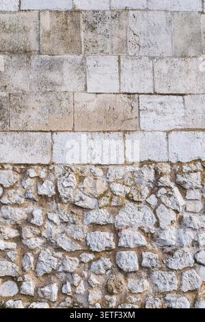 Die Textur einer Wand aus weißem Kalkstein Stockfoto