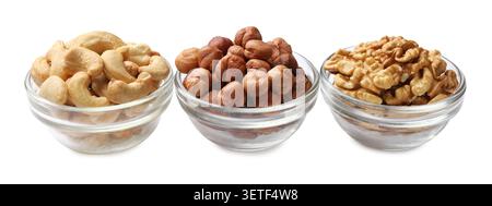 Verschiedene Nussarten in Schüsseln isoliert auf weiß. Veganer Protein Snack Stockfoto