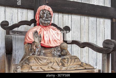 Nahaufnahme von Binzuru, oder Pindola Bharadvaja, der hölzernen Heilstatue vor der Großen Buddha-Halle von Todaiji in Nara, Japan. Stockfoto