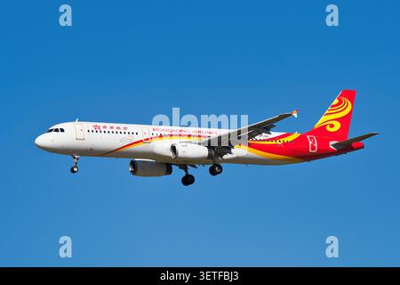 Passagierflugzeug mit Airbus A321-200 (B-LPR) von Hong Kong Airlines bei Endanflug zum internationalen Flughafen Narita Stockfoto