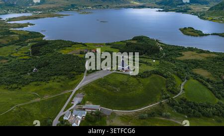 Atemberaubende Aussicht auf die ikonische Arktische Kathedrale mit ihrer unverwechselbaren A-Rahmen-Architektur mit Blick auf einen unberührten blauen See umgeben Stockfoto