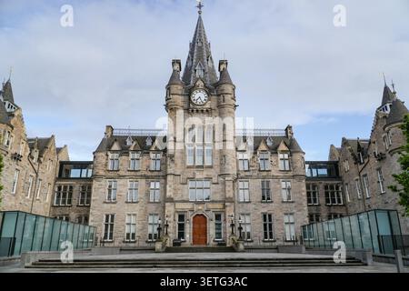 Architektonischer Blick auf das Edinburgh Futures Institute mit historischen viktorianischen Steinpavillons und einem zentralen Uhrturm in Edinburgh, Schottland. Stockfoto