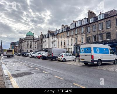 Blick auf die George Street mit geparkten kommerziellen Lieferwagen und historischer Steinarchitektur in Edinburgh, Schottland. Stockfoto