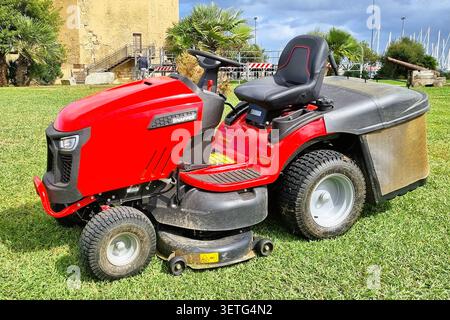 Roter Garten Snapper Traktor auf dem grünen Gras in Porto Torres, Sardinien, Italien Stockfoto
