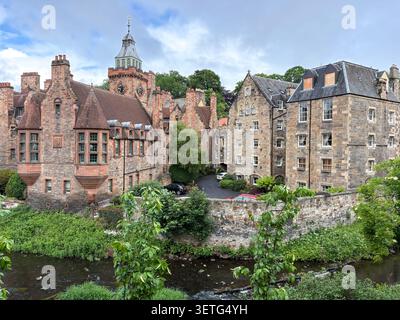 Red Sandstone Well Court Gebäude in Dean Village, Edinburgh. Historische schottische Architektur und Flusslandschaft in der Nähe des Wassers von Leith. Stockfoto