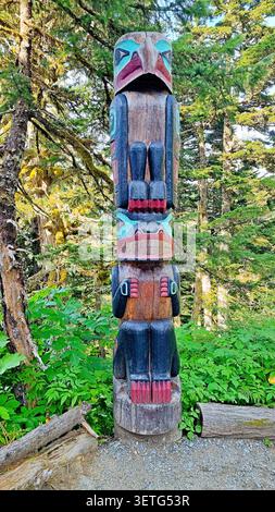 Ein farbenfroher Totempfahl im Goldbelt Tram Nature Center in Juneau, Alaska. Stockfoto