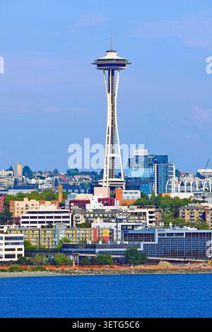 Eine vertikale Ansicht des ikonischen Space Needle-Beobachtungsturms in Seattle, Washington, USA Stockfoto