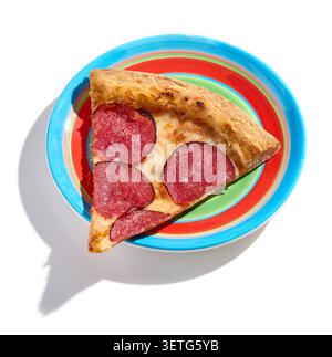 Scheibe gebackene Salami-Peperoni-Pizza auf bunten Teller isoliert auf weißem sonnigem Hintergrund Stockfoto