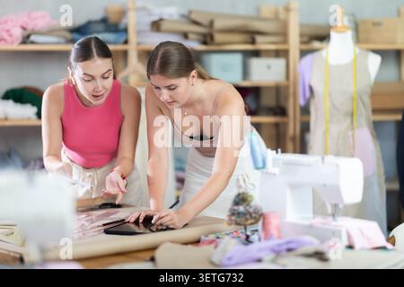 Zwei weibliche Designer zeichnen Skizzen in einer Werkstatt Stockfoto