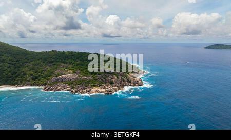 Malerische Aussicht auf felsige Klippen und grüne Vegetation entlang der Küste. Felicite, Seychellen. Stockfoto