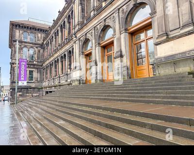 Die viktorianische Steinarchitektur und die großen Eingänge zum National Museum of Scotland in Edinburgh, Schottland. Stockfoto