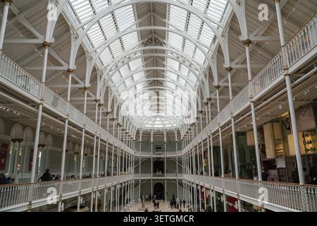 Das geräumige Atrium der Grand Gallery mit weißen Eisenbögen, gewölbten Glasdecken und kunstvoller viktorianischer Architektur. Edinburgh, Schottland, Großbritannien. Stockfoto