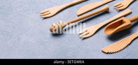 Set aus Küchenutensilien aus Holz auf blau strukturierter Oberfläche Stockfoto