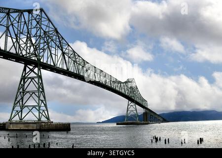 Flaches Bild der berühmten Astoria-Megler Bridge in Astoria, Oregon. Eine grüne Stahlbrücke überspannt den Lower Columbia River, der 4,1 km und seco verläuft Stockfoto