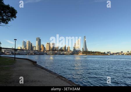Sydney CBD Skyline einschließlich des Crown Sydney Tower (ein Barangaroo) mit Blick über den Hafen von der Barangaroo Uferpromenade in frühen M Stockfoto