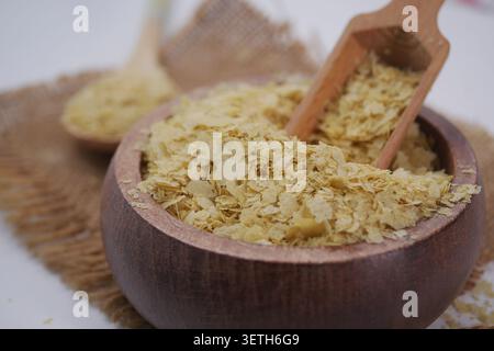 Nährhefeflocken in Holzschüssel Stockfoto