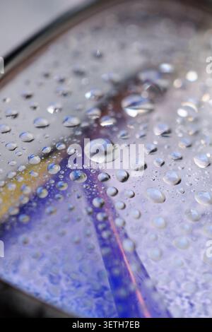 Wassertröpfchen auf einer Augenglasoberfläche bei Nahaufnahme Stockfoto